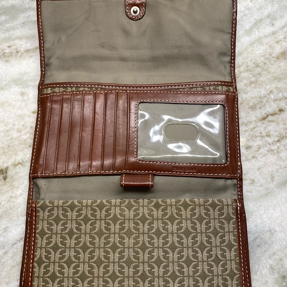 Tan fabric fossil wallet with fossil F logo and print it on fabric. - Picture 5 of 6